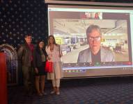 Foto de la premiación de Bessy Granja en el concurso Periodismo de Frontera, el pasado 5 de mayo de 2023.