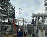 Imagen de trabajadores de CNEL EP trabajando en una subestación eléctrica.