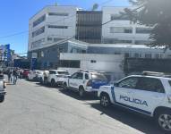 Los patrulleros de la Policía Nacional acudieron al edificio de los medios públicos.