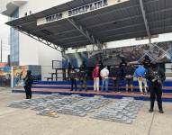 Parte de los detenidos y la droga decomisada fueron expuestos en el Cuartel Modelo, en Guayaquil.