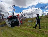 El bus destrozó el cerramiento de la cancha.