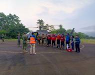 Militares, bomberos rescataron en helicóptero a excursionistas