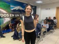 Una usuaria del Registro Civil, en Quito, muestra su pasaporte.