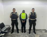 El detenido junto a los policías.