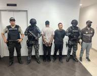 Foto de los criminales capturados que asaltaron y asesinaron a un conductor de bus, en el suburbio de Guayaquil, la noche del lunes 15 de abril.