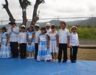 Niños vestidos con trajes típicos por las fiestas julianas en Guayaquil.