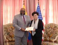 Imagen del embajador Arthur Brown junto a Gabriela Sommerfeld.