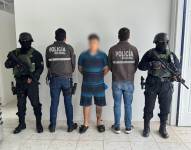 Los agentes de la Policía Nacional junto al sospechoso detenido.