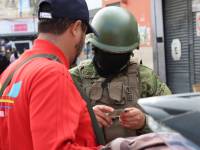 Militares en Quito realizan un operativo de seguridad.