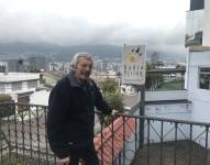 Diego Oquendo en las afueras de Radio Visión, en el norte de Quito.