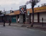 Imagen de un negocio de parrilladas cerrado ante una amenaza de bomba.