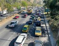 Una larga fila de autos se forma en la av. Simón Bolívar a la altura del intercambiador de El Cóndor.