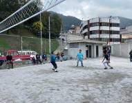 Vecinos se reúnen los fines de semana para jugar ecuavóley en La Comuna.