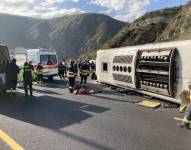 Quito: al menos un muerto tras volcamiento de un bus en la Panamericana Norte