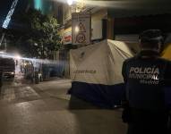 El derrumbe, que afectó el interior del edificio y provocó el desplome de varios pisos, dejó también a tres obreros heridos.