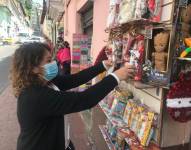 La comerciante Jimena Hidalgo acomoda la mercadería de su local en la Imbabura y Olmedo.