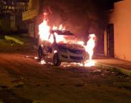 Foto de un auto incendiado en Esmeraldas, la madrugada de este 21 de diciembre de 2025.