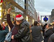 Beso de una de las parejas que participó en el récord Guinness.