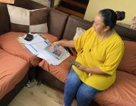 Tania Morales guarda en su casa los documentos del proceso de su hijo, Santiago Ortega.
