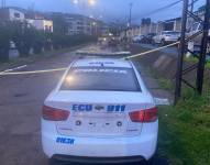 Al fondo de se ve cómo los policías realizan las investigaciones.