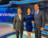 Alfonso Espinosa, Alejandra Proaño y Juan Carlos Aizprúa antes del noticiero de Televistazo.