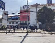 En los exteriores del Estadio Olímpico hay largas filas.