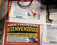 Fotografía de archivo que muestra carteles en contra de la redadas migratorias en Washington (EE.UU.). EFE/ Esteban Capdepon Sendra