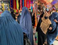 Mujeres afganas vestidas con el hajib islámico en público, una de las restricciones que el gobierno talibán les ha impuesto.
