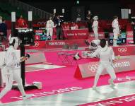 Cuaspud (derecha) durante su participación en esgrima.