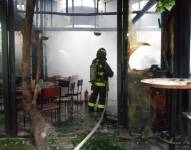 Imagen de un bombero aplacando las llamas dentro de un bar de Cumbayá, Quito.
