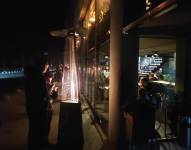 Fotografía de archivo. Un restaurante que cuenta con electricidad gracias a dos generadores proporciona calefacción a los transeúntes este miércoles en Leópolis, Ucrania.