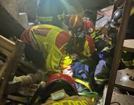 Los bomberos intervienen en la zona de la emergencia.