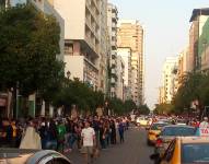 Muchas personas permanecieron en las calles en el centro de Guayaquil luego del sismo