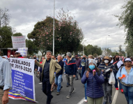 Los docentes retirados recorrieron la avenida Amazonas con dirección a la Plataforma Gubernamental Norte.