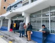 En la Fiscalía de Pichincha, un grupo de personas hace fila para presentar las denuncias.