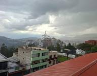 Un aguacero se reporta, en Quito, la tarde de este jueves 23 de octubre de 2025.