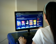 Imagen de una usuaria buscando películas en la página web de Cuevana.