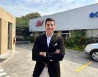 Isaac Delgado llegando a los estudios de Ecuavisa Cerro.