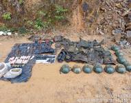 Armamento y uniformes se hallaron durante un patrullaje en el sector Congüime Alto, provincia de Zamora Chinchipe.