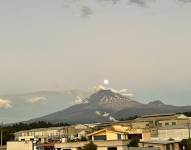 Instante en que la luna se ubicó sobre la cima del volcán Cotopaxi, cuya cima está cubierta de ceniza.