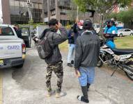 Jeifer y Freddy durante el operativo que se realizó en la av. 10 de Agosto y Naciones Unidas, norte de Quito.