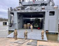El navío Frank S Besson lleva la primera carga de equipo para construir un puerto flotante en Gaza, Palestina.