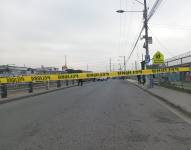 Imagen del cierre de la calle Ketty Romoleroux, en Mucho Lote 1, norte de Guayaquil, por el doble asesinato de una pareja.