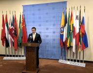 Daniel Noboa habla durante una rueda de prensa en la sede de las Naciones Unidas en Nueva York (EE.UU).