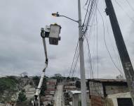 Imagen de reparaciones de iluminarias realizadas por la Corporación Nacional de Electricidad (CNEL) en Sauces 7, en el bloque 6 de Bastión Popular y 1 en la Cdla. Vernaza Norte, sectores del norte de Guayaquil.