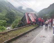 Imagen del autobús que cayó al barranco, en la vía Alóag Santo Domingo.