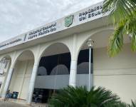 La entrada principal del Hospital Marco Vinicio Iza en Sucumbíos (Amazonía).