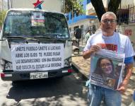 Luis Fernando Montenegro muestra el cartel con la fotografía de su hija en las afueras de la Fiscalía.