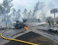 Momento en el que los bomberos apagaban las llamas del tanquero incendiado.