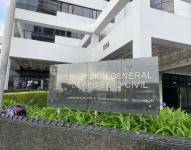 Las afueras del Registro Civil de Quito, en las avenidas Amazonas y Naciones Unidas.